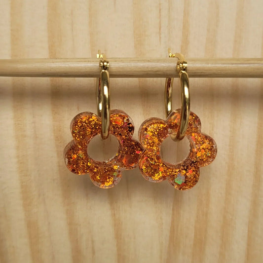Boucles d’oreilles créoles fleurs en résine pailletée orange, bijoux fantaisie fait main