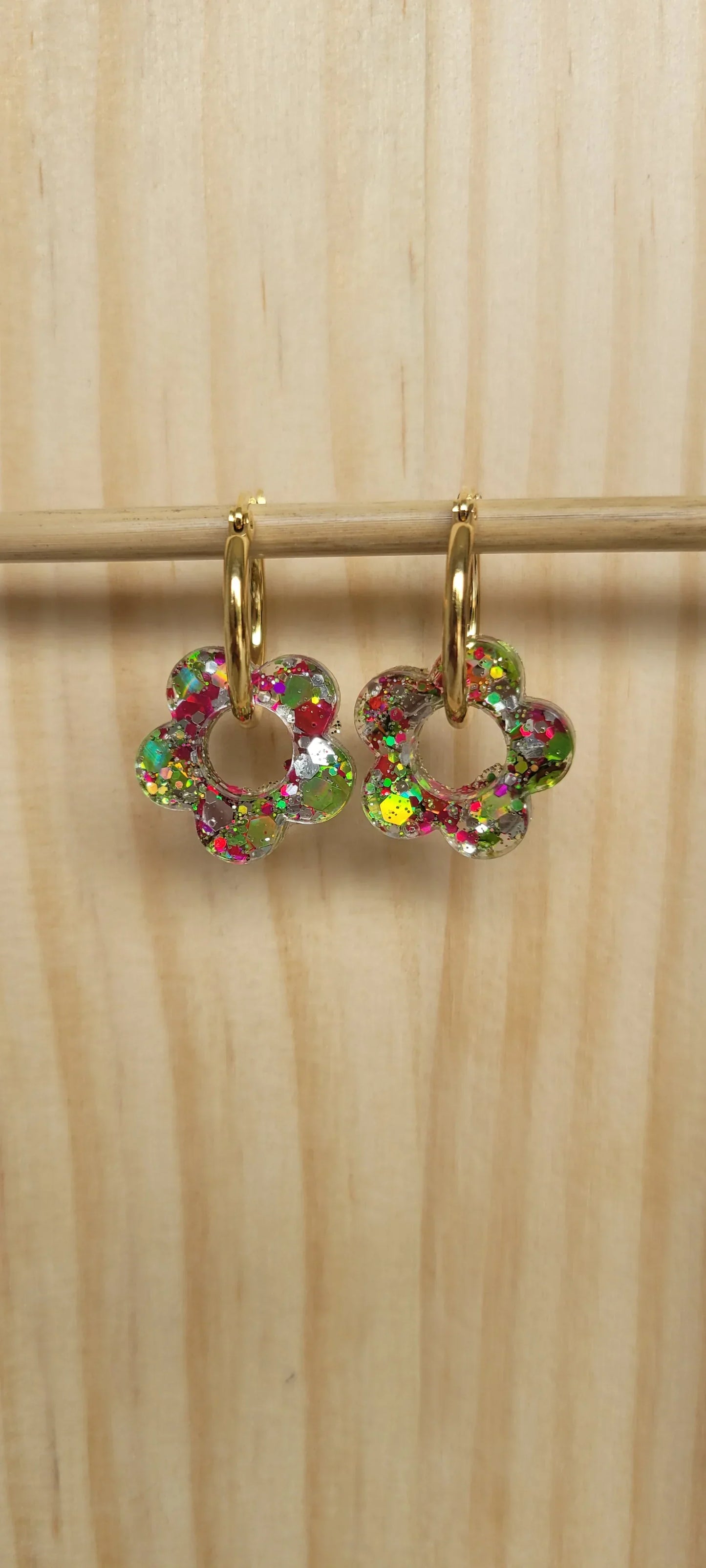 Boucles d’oreilles créoles dorées avec pendentifs fleurs en résine pailletée multicolore