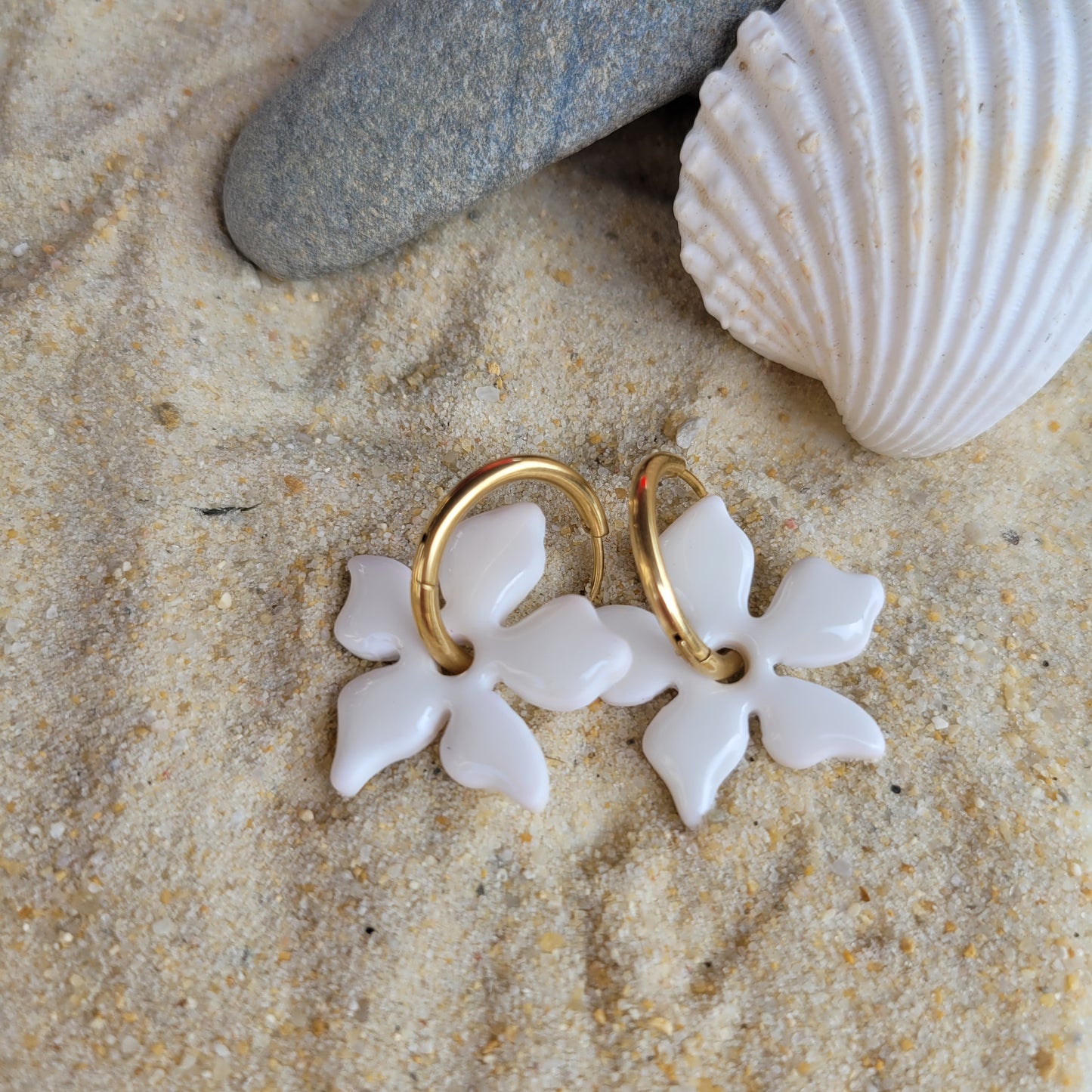..Boucles argile polymère | Fleurs de Tahiti Blanche