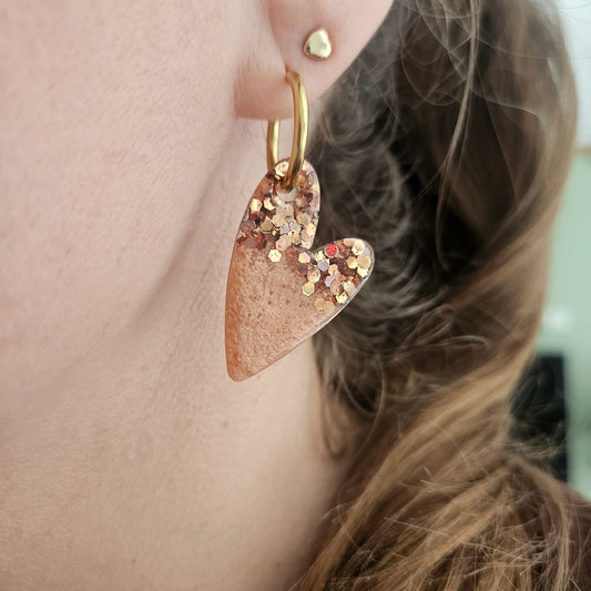 Boucles d'oreilles créoles avec pendentif cœur en résine marron et paillettes L'Atelier de MyMy