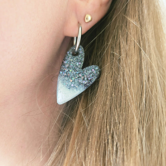 Boucle d'oreille créole avec pendentif cœur en résine noir pailleté et blanc L'Atelier de MyMy