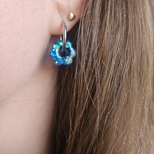 Boucles d'oreilles créoles avec mini fleur en résine turquoise pailletée de L'Atelier de MyMy