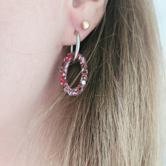 Boucles d'oreilles créoles en résine rouge et argentée pailletée L'Atelier de MyMy