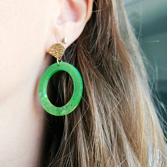 Boucles d'oreilles créoles en résine vert pailleté Cosmos Vert de L'Atelier de MyMy