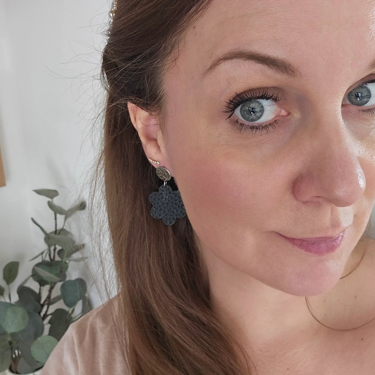 Leather Earrings | Black Flowers