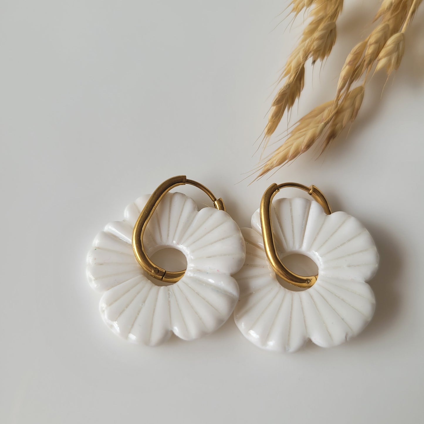 ..Boucles argile polymère | Flower Blanches