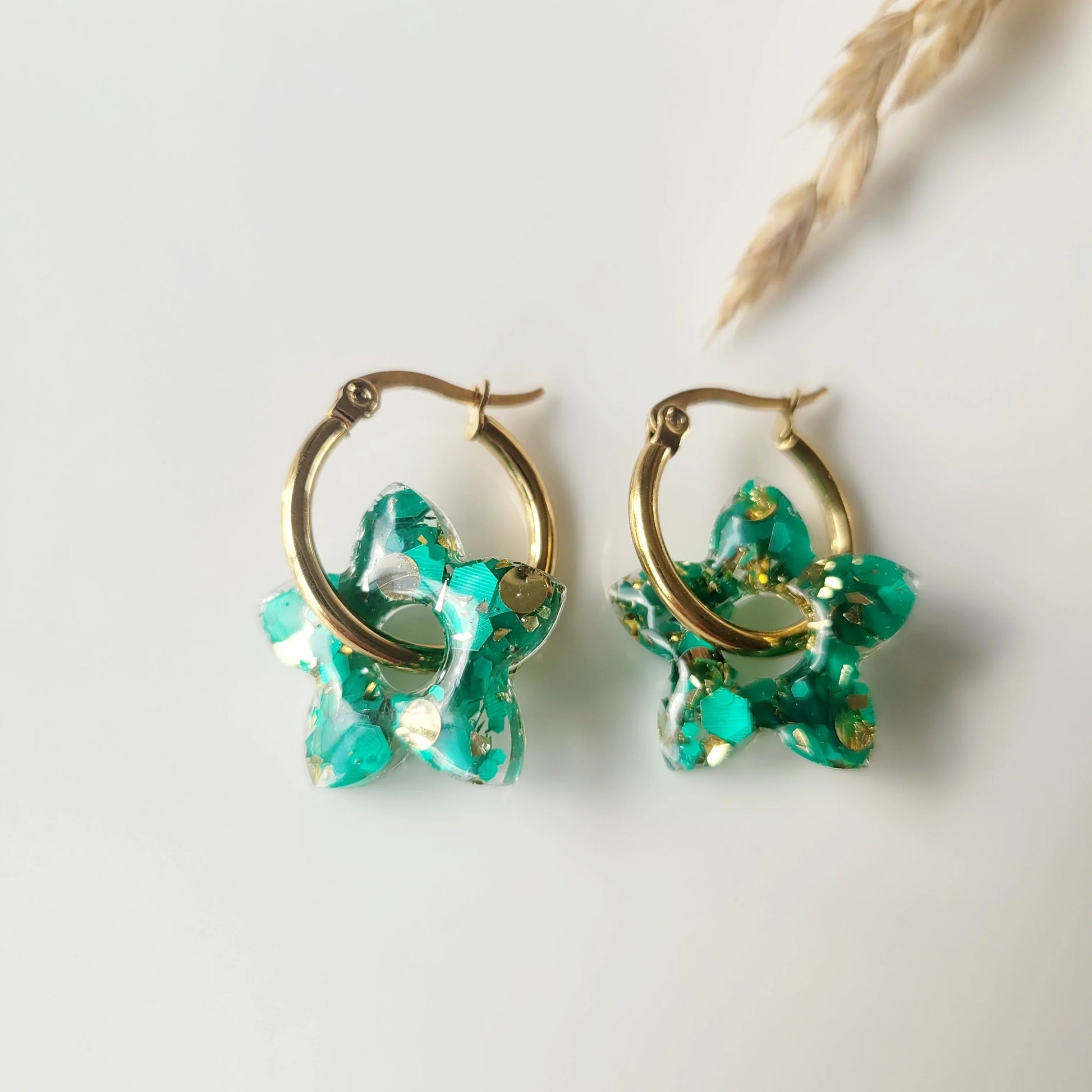 Boucles en résine | Fleurs de Tiaré Vert & Or - L'Atelier de MyMy