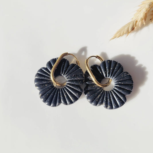 Boucles argile polymère | FloWer Noir pailletée - L'Atelier de MyMy