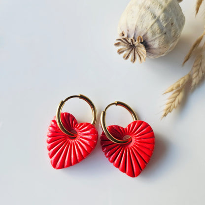 Boucles argile polymère | Cœur sculpté rouge