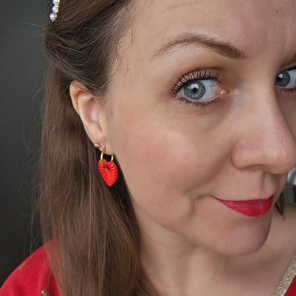 Boucles argile polymère | Cœur sculpté rouge
