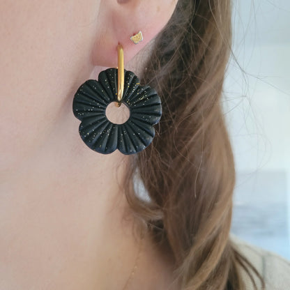 Boucles argile polymère | FloWer Noir pailletée - L'Atelier de MyMy
