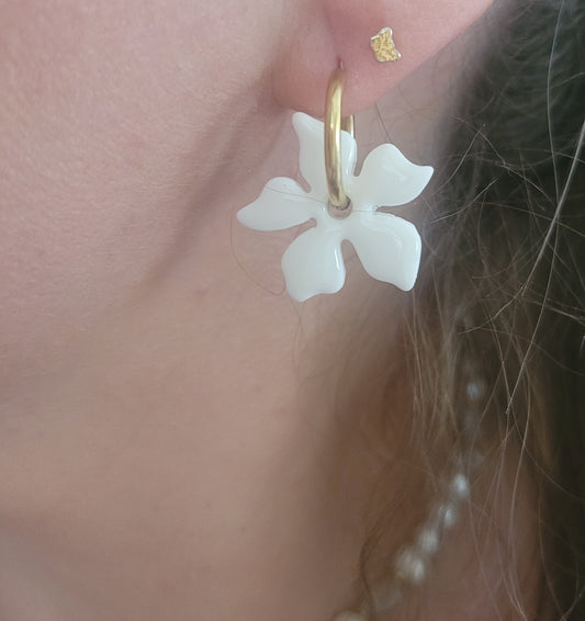 ..Boucles argile polymère | Fleurs de Tahiti Blanche