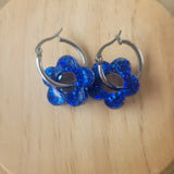 Boucles en résine | Fleurs Bleu Roi Pailleté